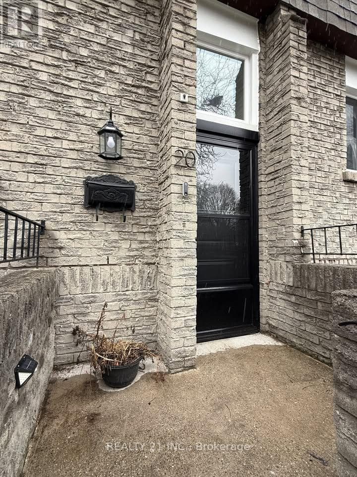 Row / Townhouse – 20 - 22 EAGLESTONE ROAD, Toronto – photo 1