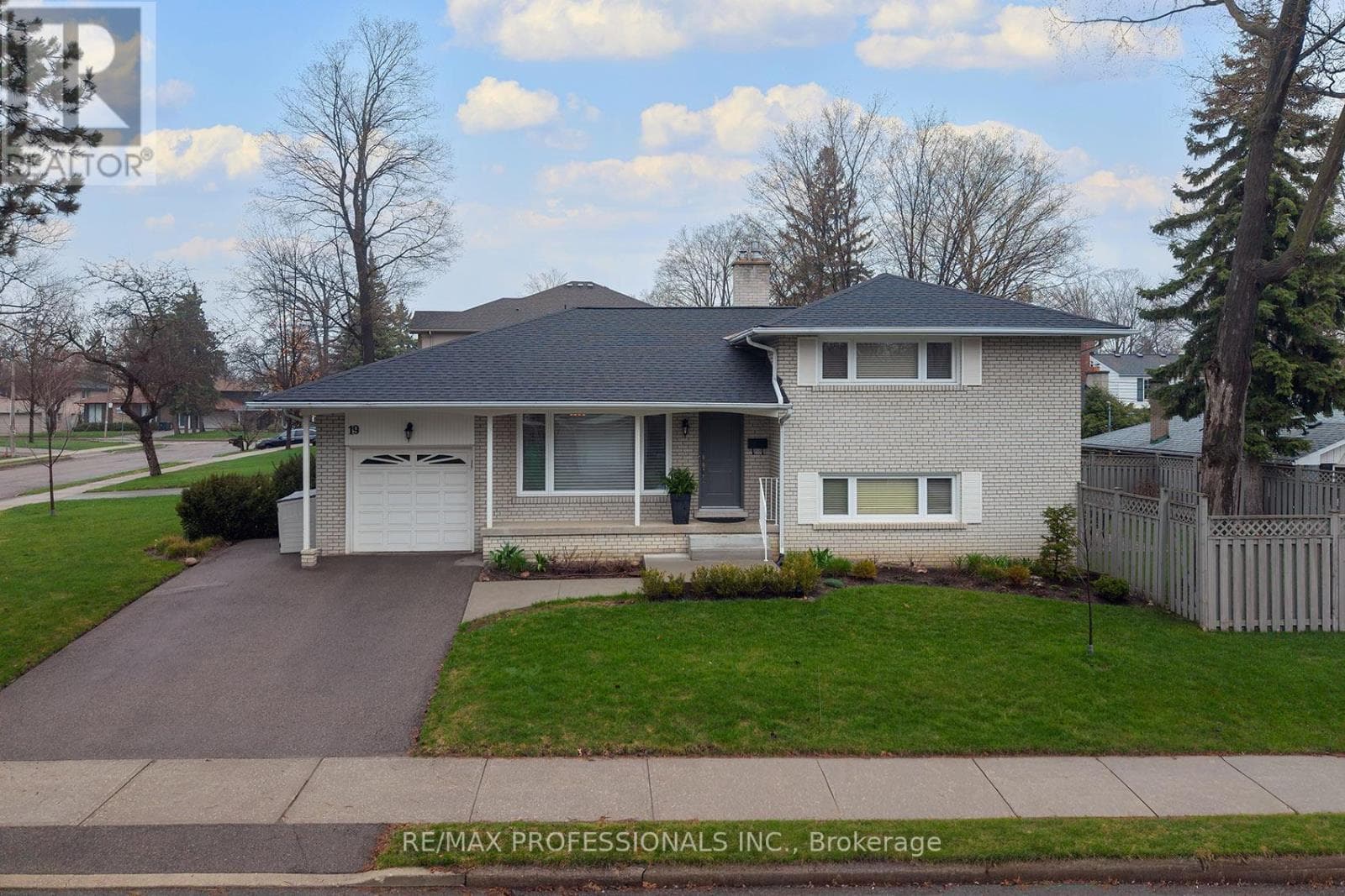 House – 19 BOXWOOD ROAD, Toronto – photo 1