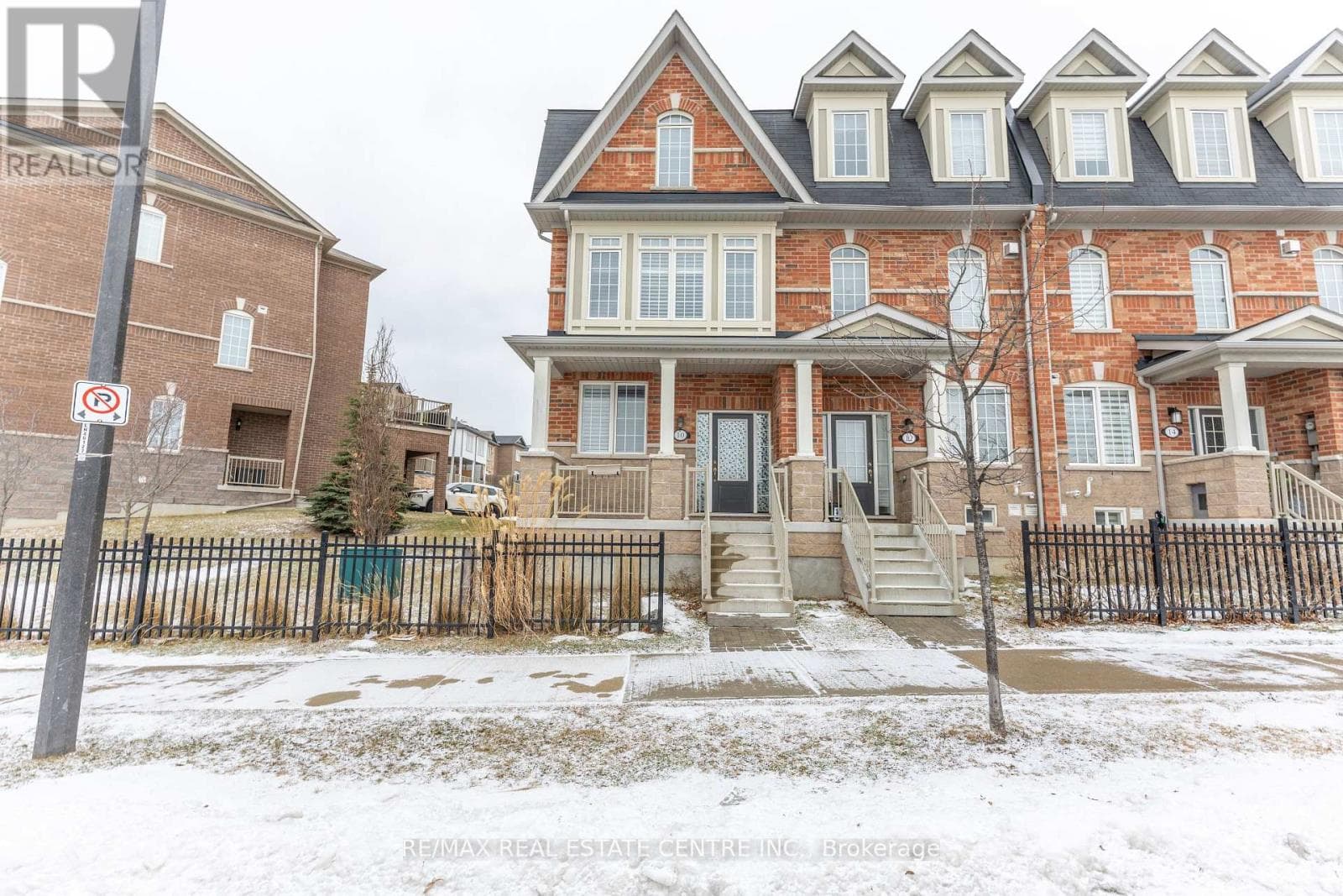 Row / Townhouse – 10 HARPER HILL DRIVE, Ajax – photo 1