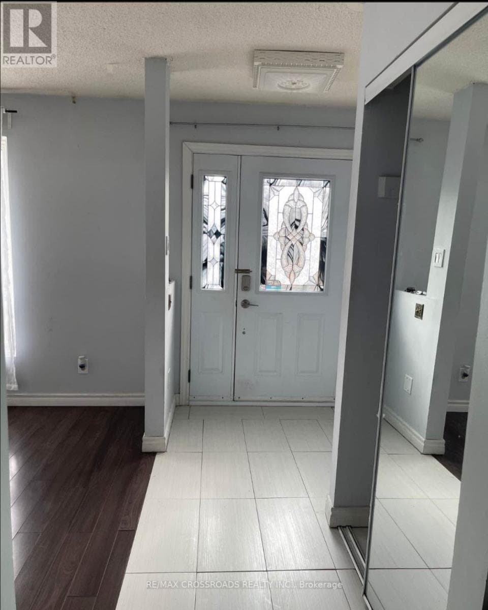 House – 48 GORSEY SQUARE, Toronto – photo 1