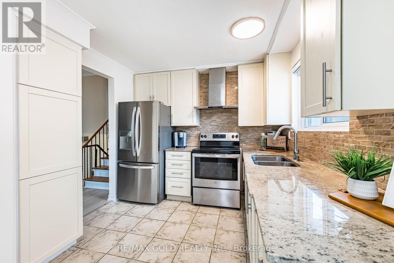 House – 52 GARFIELD CRESCENT, Brampton – photo 1