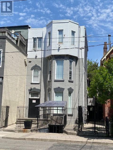 Multi-Family – 206 CARLTON STREET, Toronto – photo 1