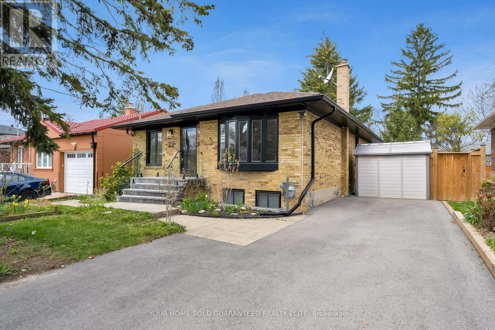 House – LOWER - 22 NORTH HEIGHTS ROAD, Toronto – photo 1