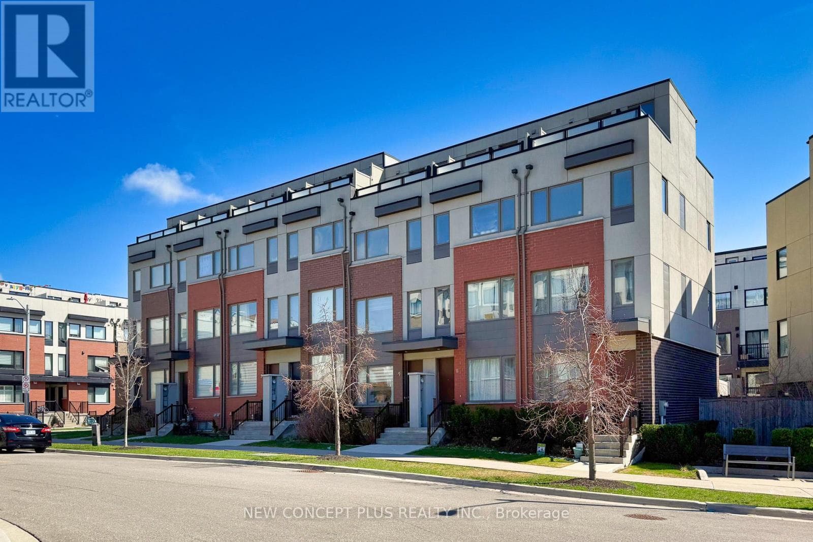 Row / Townhouse – 9 THOMAS MULHOLLAND DRIVE, Toronto – photo 1