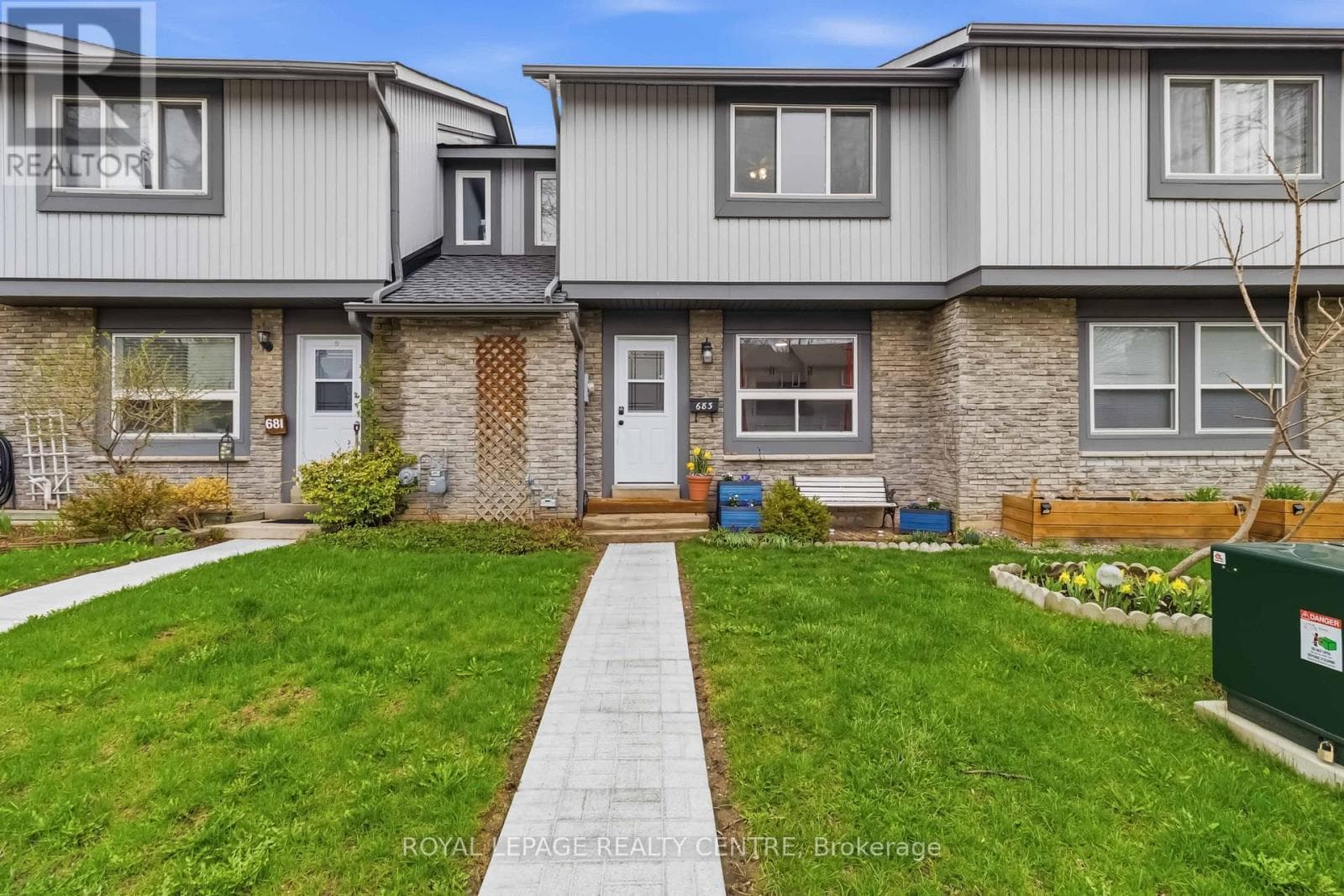 Row / Townhouse – 683 WOODWARD AVENUE, Milton