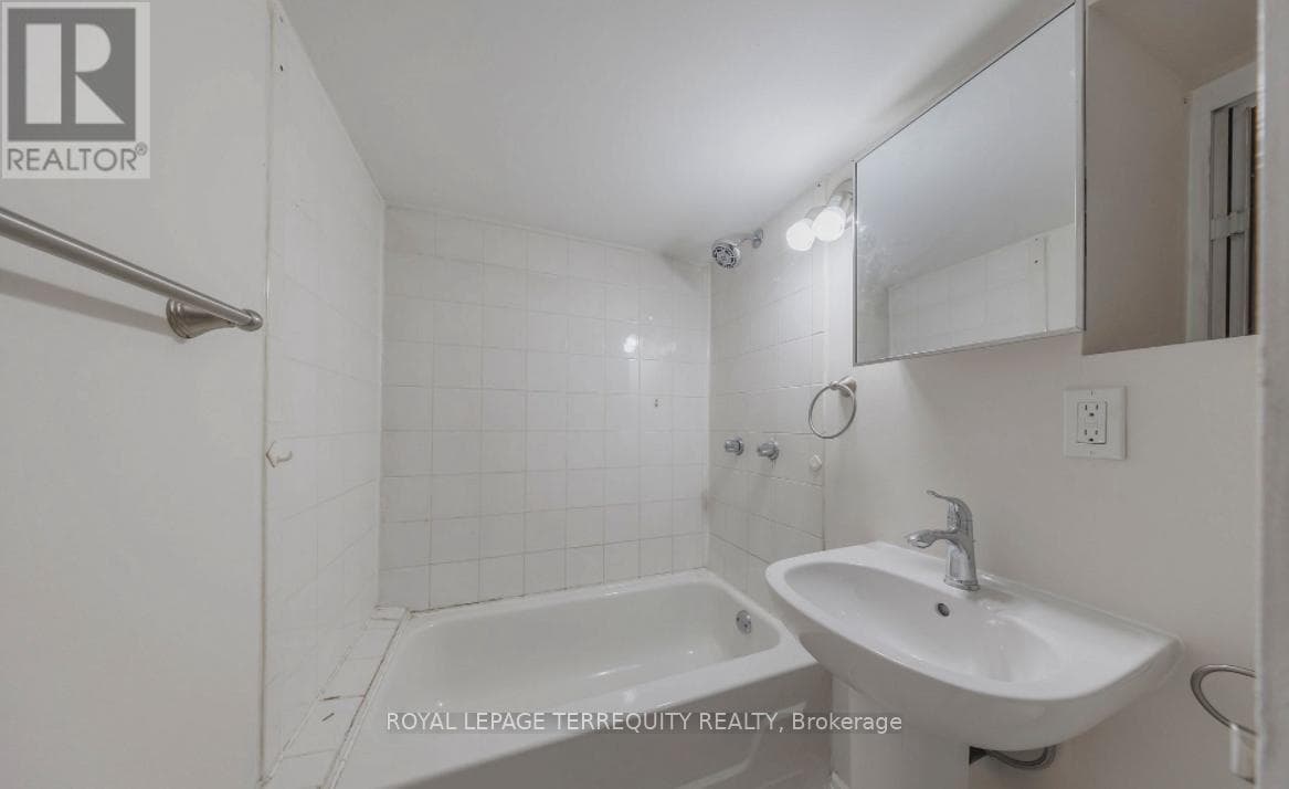 Triplex – BSMT - 185 LAUGHTON AVENUE, Toronto – photo 4