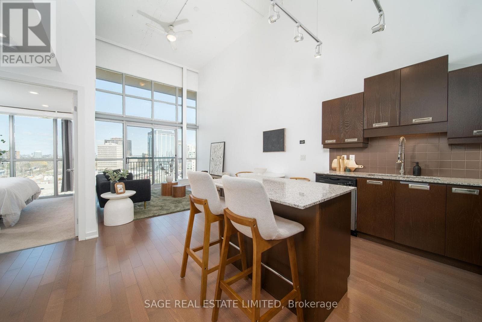 Apartment – 803 - 2 FIELDWAY ROAD, Toronto – photo 1